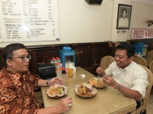 Momen Unik saat Ketum PPP Makan Pecel Kawi di Malang Momen Unik saat Ketum PPP Makan Pecel Kawi di Malang