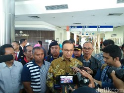 Anies Jenguk Petugas Damkar: Rifai Komunikasi dengan Kedipan Mata