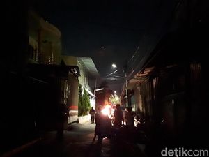 Foto: Suasana Gelap Gulita di Lokasi Kebakaran Taman Kota Foto: Suasana Gelap Gulita di Lokasi Kebakaran Taman Kota
