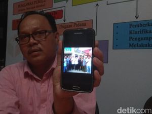 6 Kades Karawang Tersangka Pose 4 Jari, Ini Kata Jubir Demiz 6 Kades Karawang Tersangka Pose 4 Jari, Ini Kata Jubir Demiz