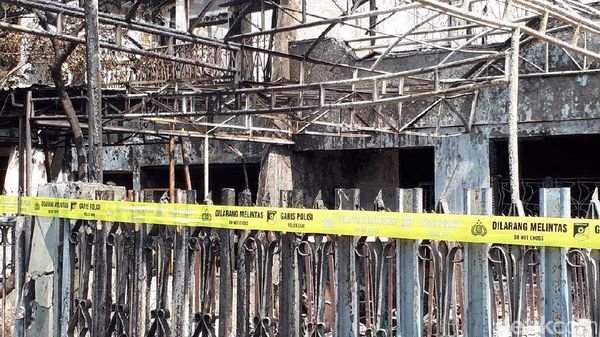 Foto: Lokasi Kebakaran di Taman Kota Digaris Polisi