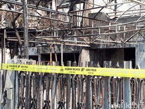Foto: Lokasi Kebakaran di Taman Kota Digaris Polisi Foto: Lokasi Kebakaran di Taman Kota Digaris Polisi