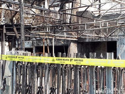 Foto: Lokasi Kebakaran di Taman Kota Digaris Polisi