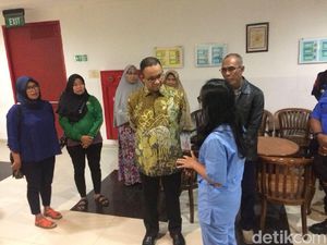 Foto: Anies Apresiasi Rifai Petugas Damkar Pahlawan Pemberani Foto: Anies Apresiasi Rifai Petugas Damkar Pahlawan Pemberani