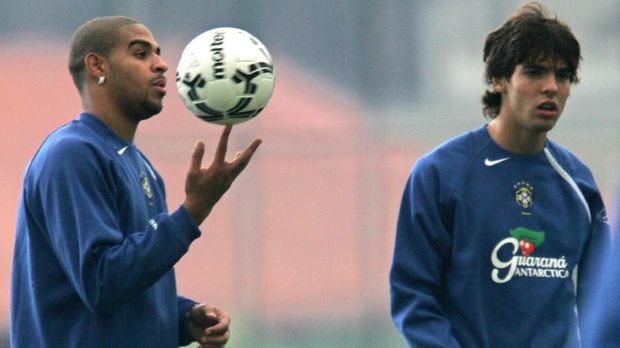 Striker Adriano juga pernah mencetak gol dengan tangan saat memperkuat Inter di Derby Milan.