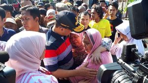 Foto: Pelukan Anies untuk Warga Korban Kebakaran di Taman Kota