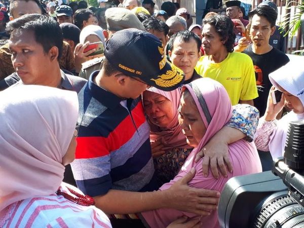 Foto: Pelukan Anies untuk Warga Korban Kebakaran di Taman Kota