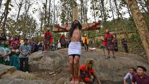 Foto: Umat Katolik India Gelar Prosesi Jalan Salib di Jumat Agung