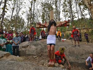 Foto: Umat Katolik India Gelar Prosesi Jalan Salib di Jumat Agung
