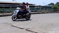Ngeri! Flyover Cilincing Rusak dan Berlubang