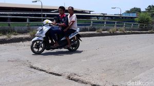 Ngeri! Flyover Cilincing Rusak dan Berlubang