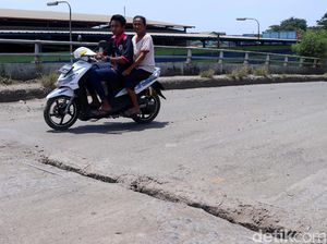 Ngeri! Flyover Cilincing Rusak dan Berlubang