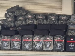 Puluhan Koper Menumpuk di Emperan Abu Tours Cabang Mampang