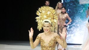 Cantiknya Sophia Latjuba Pakai Suntiang Bak Pengantin Minang