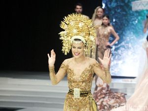 Cantiknya Sophia Latjuba Pakai Suntiang Bak Pengantin Minang