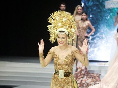 Cantiknya Sophia Latjuba Pakai Suntiang Bak Pengantin Minang