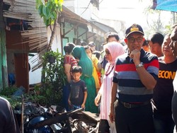 Didampingi Istri, Anies Datangi Lokasi Kebakaran di Taman Kota
