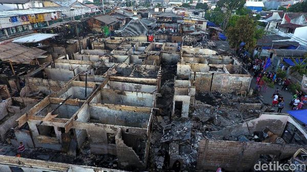 Foto: Dramatis Kebakaran Taman Kota Dilihat dari Udara