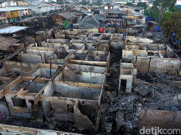 Foto: Dramatis Kebakaran Taman Kota Dilihat dari Udara