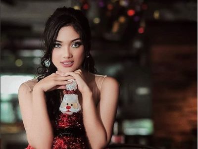 7 Pose Marion Jola saat Pamer Pundak Seksi