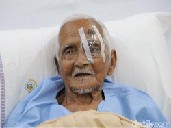 Jokowi Umrahkan Penyumbang Pesawat Pertama RI dan Bangunkan Masjid