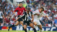 Edgar Davids tidak menjalani karier yang oke bersama Milan selama dua musim pada 1996-1998. Davids kemudian pindah ke Juventus dan mencapai puncak kariernya di sana dengan menjuarai tiga Scudetto sebelum akhirnya pindah ke Barcelona di 2003. (Foto: Laurence Griffiths/Getty Images)