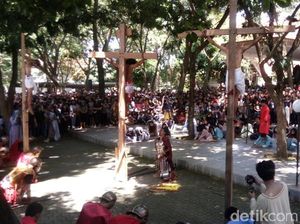 Khidmatnya Prosesi Jalan Salib di Gua Maria Kerep Ambarawa
