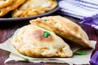 Calzone, Pizza Tutup Mirip Pastel yang Empuk Gurih