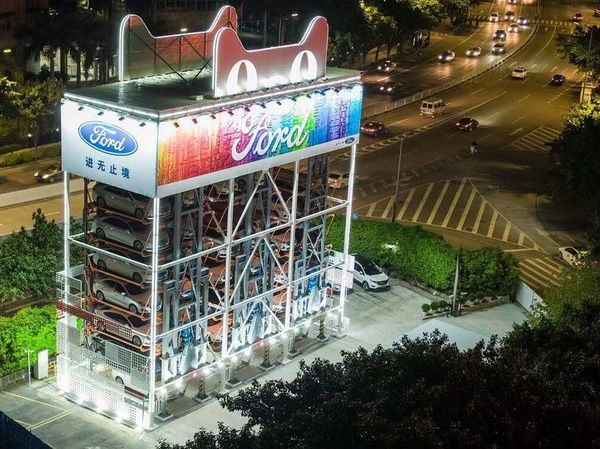 Beli Mobil di Vending Machine Raksasa, Wajib Selfie Dulu