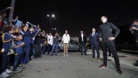 Ibra berpose di depan sekumpulan orang yang terdiri dari fans dan wartawan yang menunggunya. (Foto: Twitter @LAGalaxy)
