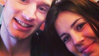 Sementara bek Tottenham Jan Vertonghen punya pasangan bernama Sophie De Vries. Keduanya sudah bertunangan sejak 2014. (Foto: Twitter)