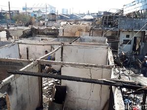 Kesaksian Warga Taman Kota: Api Merambat Cepat Lewat Kabel Kesaksian Warga Taman Kota: Api Merambat Cepat Lewat Kabel
