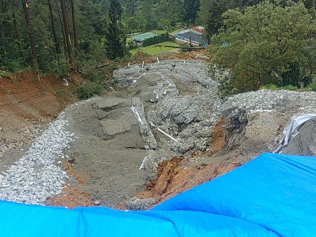 16 Rumah dan Warung di Lokasi Longsor Puncak Pas akan Dipindah 16 Rumah dan Warung di Lokasi Longsor Puncak Pas akan Dipindah