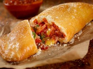 Calzone, Pizza Tutup Mirip Pastel yang Empuk Gurih Calzone, Pizza Tutup Mirip Pastel yang Empuk Gurih