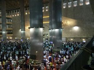 Saat Sabda Tuhan di Katedral dan Azan di Istiqlal Saling Bersahutan