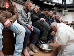 Paus Fransiskus Basuh dan Cium Kaki 12 Narapidana di Kamis Putih