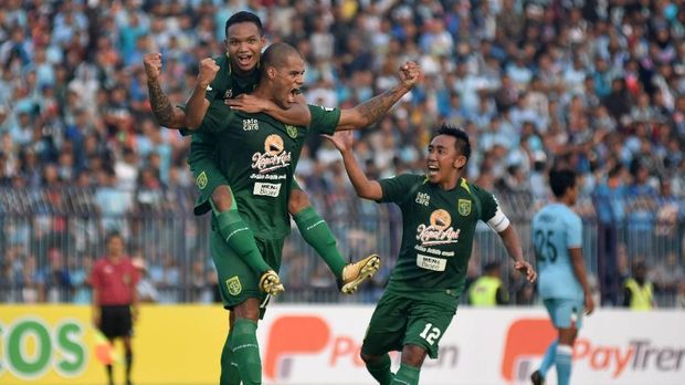 Persebaya Surbaya kini berada di atas Arema FC dalam daftar klasemen sementara Liga 1 2018.