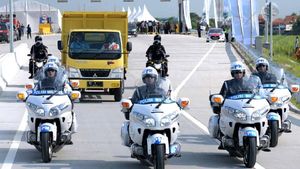 Gaya Jokowi Naik Truk Resmikan Tol Ngawi-Kertosono