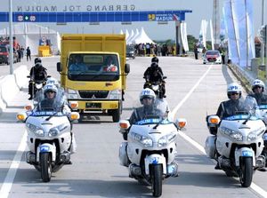 Gaya Jokowi Naik Truk Resmikan Tol Ngawi-Kertosono