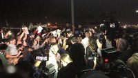 Betapa riuhnya suasana penyambutan Ibra. Terlihat puluhan orang mengelilingi pemain yang sempat membela klub besar seperti Inter Milan, Juventus, AC Milan, Barcelona, Paris Saint-Germain, dan Manchester United itu. (Foto: Twitter @LAGalaxyInsider)