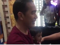 Momong Cucu, Jokowi Ajak Jan Ethes Naik Kereta Mal