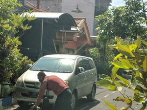 Ditanya Kasus Suaminya, Ini Reaksi Istri Bapak Setrum Anak Ditanya Kasus Suaminya, Ini Reaksi Istri Bapak Setrum Anak