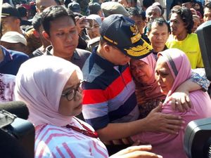 Anies Jamin Bantu Korban Kebakaran Taman Kota Urus Surat Berharga Anies Jamin Bantu Korban Kebakaran Taman Kota Urus Surat Berharga