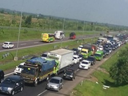 Jalur Cikamurang ke Cirebon Macet Parah, Ada 10 Mobil Masuk Parit