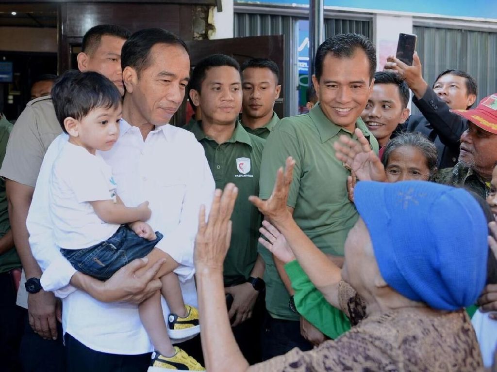 Foto: Lucunya Jan Ethes di Gendongan Jokowi Foto: Lucunya Jan Ethes di Gendongan Jokowi