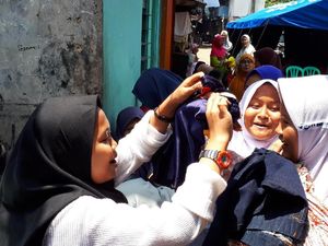 Keceriaan Anak Korban Kebakaran Taman Kota Pilih Pakaian Bantuan Keceriaan Anak Korban Kebakaran Taman Kota Pilih Pakaian Bantuan