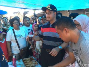 Segelas Kopi untuk Anies Usai Cek Lokasi Kebakaran Taman Kota Segelas Kopi untuk Anies Usai Cek Lokasi Kebakaran Taman Kota