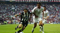 Nama Gianluca Zambrotta berkibar bersama Juventus pada 1999-2006, di mana dia mendapatkan dua medali juara Serie A. Setelahnya Zambrotta menghabiskan dua musim di Barcelona, sampai akhirnya pulang ke Italia dengan bergabung Milan dan membuat lebih dari 100 penampilan selama empat musim sebelum pensiun. (Foto: Laurence Griffiths/Getty Images)