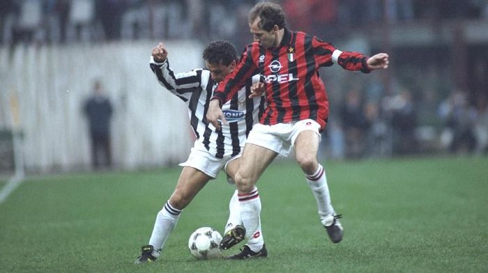 1 Apr 1995: Robertio Baggio (left) of Juventus takes on Franco Baresi (right) of AC Milan during a Serie A match at the San Siro Stadium in Milan, Italy. Juventus won the match 2-0. Mandatory Credit: Allsport UK /Allsport