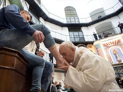 Foto: Saat Paus Fransiskus Cium Kaki 12 Narapidana